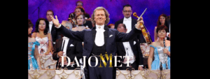 André Rieu en el escenario del Movistar Arena en Bogotá en 2024. Violinista holandés y director de orquesta con su Johann Strauss Orchestra, ofreciendo un concierto inolvidable