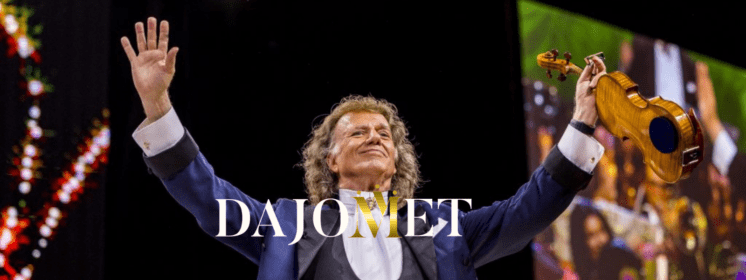 André Rieu actuando en el Movistar Arena de Bogotá, ofreciendo un espectáculo musical lleno de emoción y alegría con su Johann Strauss Orchestra.